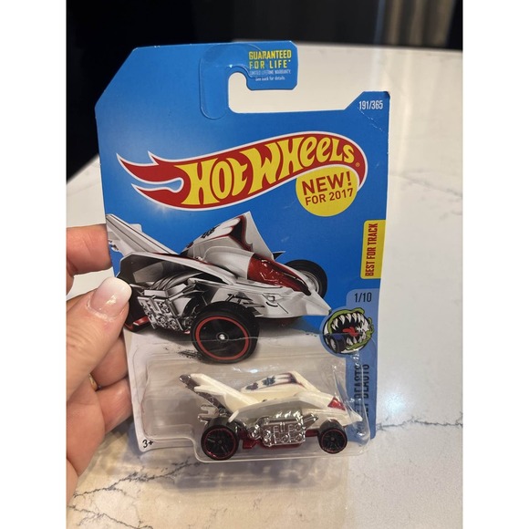 Hot Wheels 2017 Street Beasts Turbo Rooster White Red Rims 191/365 Unused - Picture 2 of 2